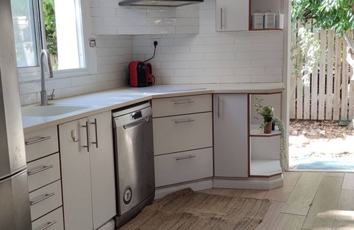 Caesarea Apartment | Wake up in this bright apartment near the beach with vibrant energyx
