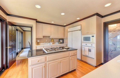Fair Oaks House | Wake up to glorious river views in private luxury, with no chore list!