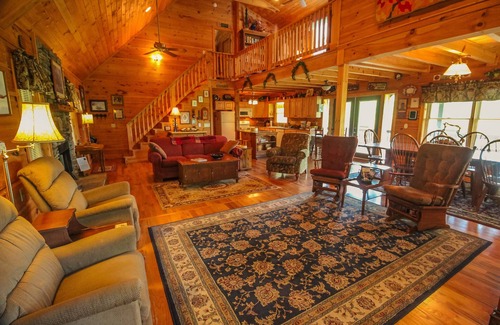 Buck Mountain Cabin | Wake Up to Mtn Views, End the Day in the Hot Tub @ Rest Assured