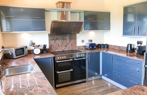 Marhamchurch Apartment | Wake Up To Outstanding Rolling Countryside Views, Underfloor Heating, Spa Bath