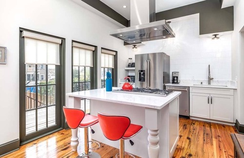 Savannah Victorian District House | Waldburg Manor | Pet Friendly, Historic Savannah!