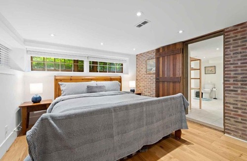 Burlington Apartment | Waldemar Charming Burlington lower level Apartment