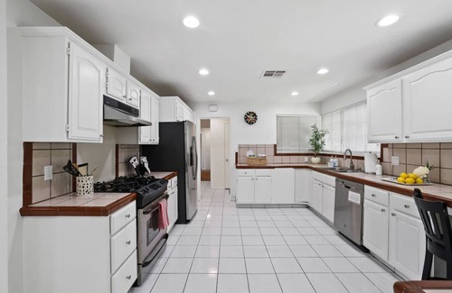 Southwest Anaheim House | Walk 1/4 mile~20min Disny&Conv~Pool~Firepit~GameRm