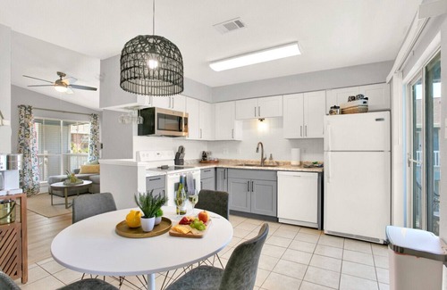 Galveston Condo | Walk 2 Beach | Pool | Pet Friendly | Beach Gear
