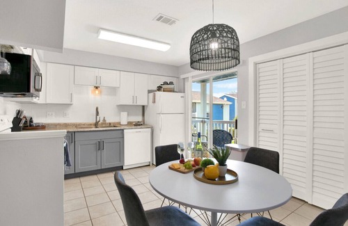 Galveston Condo | Walk 2 Beach | Pool | Pet Friendly | Beach Gear