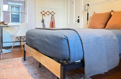 East Bayside Apartment | Walk-able Portland Studio