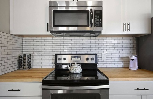 Columbia Apartment | Walk Downtown From Wonderland!