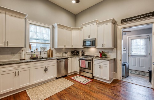 Monroe House | Walk Downtown! Large Pool, Hot tub, Fire pit, Close to EVERYTHING!