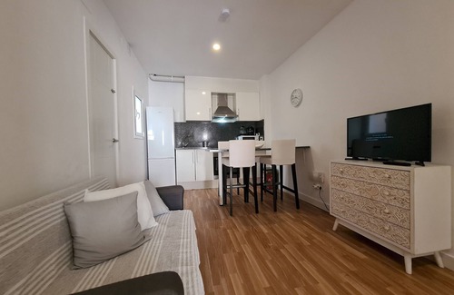 Collblanc y La Torrassa Apartment | WALK to CAMP NOU - Wi-Fi/AC/3 Bed by MyRentalHost