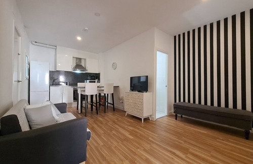 Collblanc y La Torrassa Apartment | WALK to CAMP NOU - Wi-Fi/AC/3 Bed by MyRentalHost