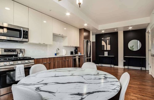 Near North Side Apartment | Walk Everywhere! 5 mins to Magnificent Mile, River