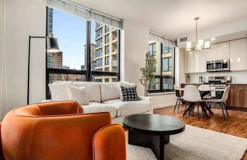Near North Side Apartment | Walk Everywhere! 5 mins to Magnificent Mile, River