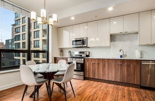 Near North Side Apartment | Walk Everywhere! 5 mins to Magnificent Mile, River