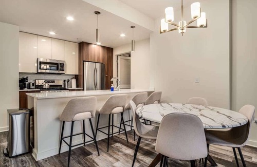 Killgubbin Apartment | Walk Everywhere! 5 mins to Magnificent Mile, River