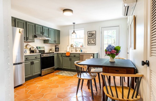 Eastport Apartment | Walk everywhere in Annapolis from 1st floor dog-friendly apartment with parking and backyard