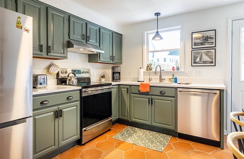 Eastport Apartment | Walk everywhere in Annapolis from 1st floor dog-friendly apartment with parking and backyard