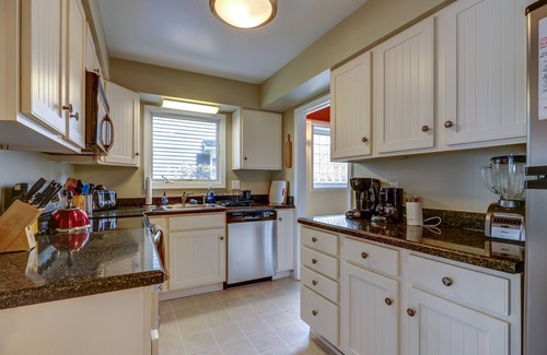 Country Club Estates House | WALK EVERYWHERE! SPACIOUS 4BR HOUSE, IN-TOWN REHOBOTH BEACH! PET-FREE.