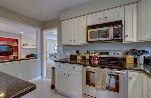 Country Club Estates House | WALK EVERYWHERE! SPACIOUS 4BR HOUSE, IN-TOWN REHOBOTH BEACH! PET-FREE.