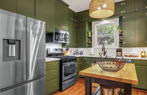 Boerne House | WALK EVERYWHERE, steps to Historic Downtown Boerne, 1920's cottage sleeps 6!