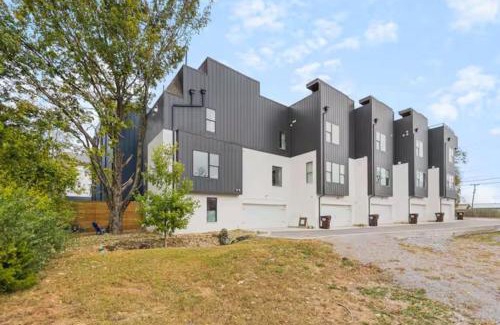 Hurwood Heights House | Walk Geodis Stadium Restaurants Rooftop EV Garage