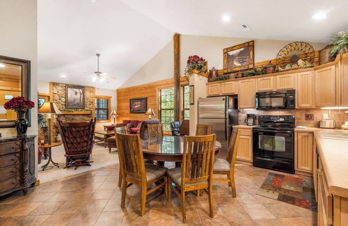 Branson Theater District Cabin | Walk-In Comfort Branson Attractions Nearby Golf/Ticket Discounts!