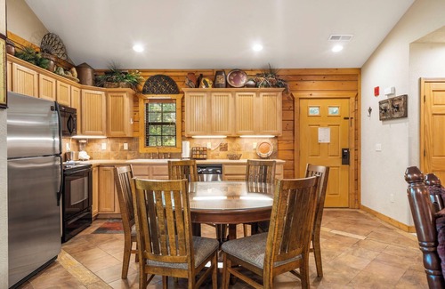 Branson Theater District Cabin | Walk-In Comfort Branson Attractions Nearby Golf/Ticket Discounts!
