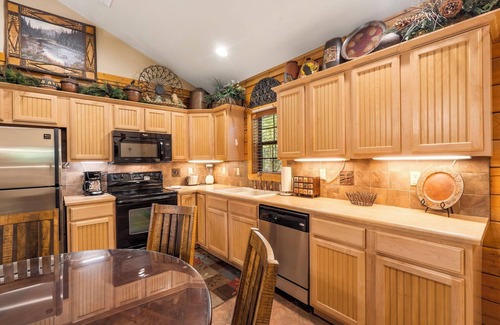 Branson Theater District Cabin | Walk-In Comfort Branson Attractions Nearby Golf/Ticket Discounts!
