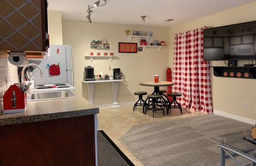 Table Rock Condo | WALK-IN, KING bed, Newly Renovated, Coca Cola themed, FREE WI-FI, NEW HVAC 2023