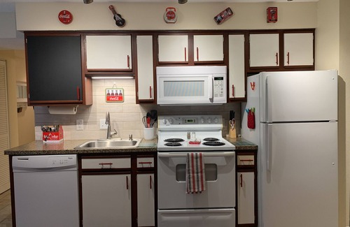 Table Rock Condo | WALK-IN, KING bed, Newly Renovated, Coca Cola themed, FREE WI-FI, NEW HVAC 2023
