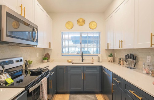 North Scottsdale Condo | Walk to 2 Pools, BB Courts, Shopping & Parking
