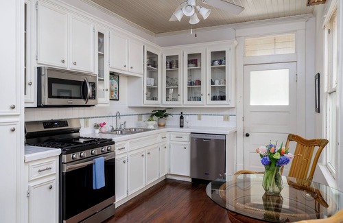 Clarksville House | Walk to 6th, Free Parking | The Porch by Portoro