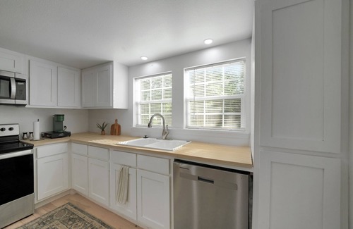 Denton House | Walk To A-Train, Mins To TWU & UNT 2BR In Denton