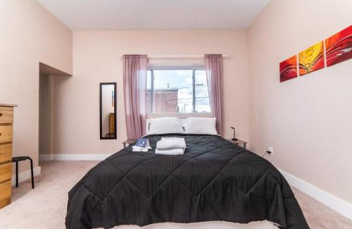 Manchester Apartment | Walk to Acrisure - Parking - Location - GroupStay