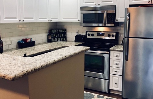 Moss Bay Apartment | Walk to all Kirkland has to offer