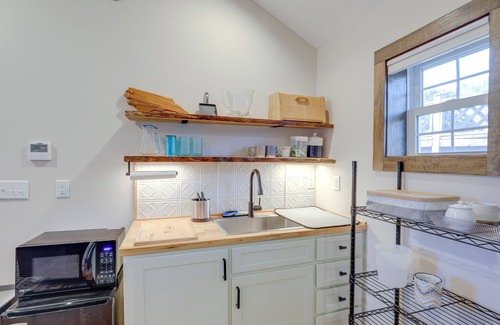 Hot Springs Cabin | Walk to Appalachian Trail: Hot Springs Hideaway