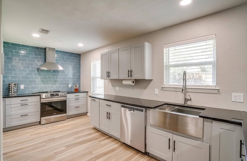 Arlington House | Walk to ATT! Newly remodeled with gorgeous Primary, two Ensuites!