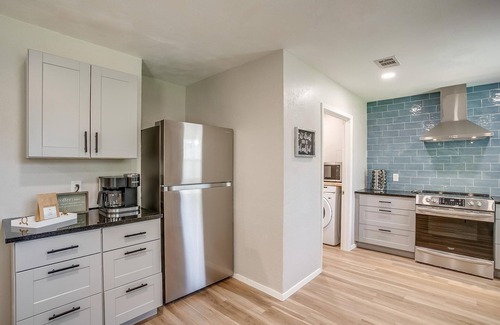 Arlington House | Walk to ATT! Newly remodeled with gorgeous Primary, two Ensuites!