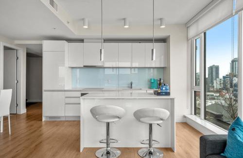 Victoria Park Apartment | Walk to Bars, Casino, Stampede & Saddledome PLUS FREE Bonus Banff Pass, Parking & Wine!