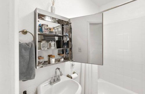 Palma Ceia Apartment | Walk to Bayshore - Near Hyde Park & Downtown