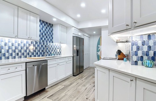 Central Beach Condo | Walk to Beach. RENOVATED & HUGE 3-bed &3-bath condo in Vero Beach