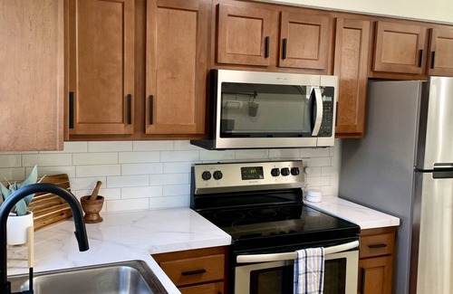Jacksonville Beach House | ★Walk to Beach★ Fully Renovated and Modern Jax Beach Retreat