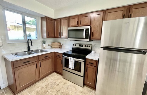Jacksonville Beach House | ★Walk to Beach★ Fully Renovated and Modern Jax Beach Retreat
