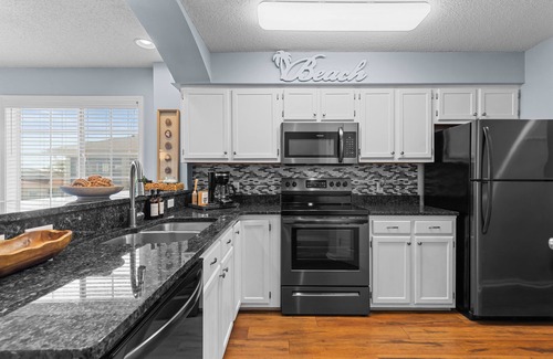 Cherry Grove Beach Condo | Walk to Beach + Pool -Family-Friendly- Sleeps 6