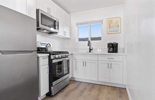 Pacific Beach Apartment | Walk to Beach 2BR with High Speed WiFi