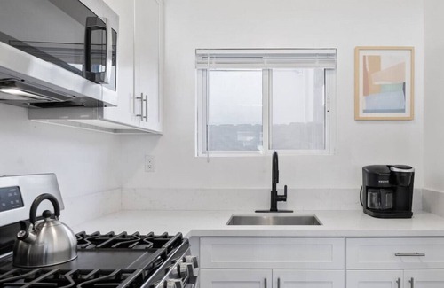 Pacific Beach Apartment | Walk to Beach 2BR with High Speed WiFi