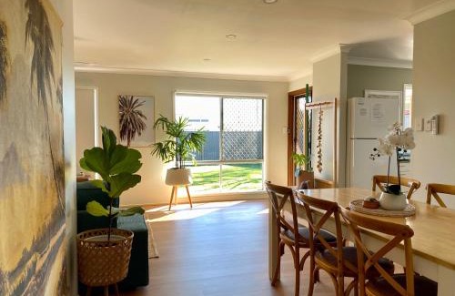 Warana House | Walk to beach - 3bed House - Pet & kid friendly