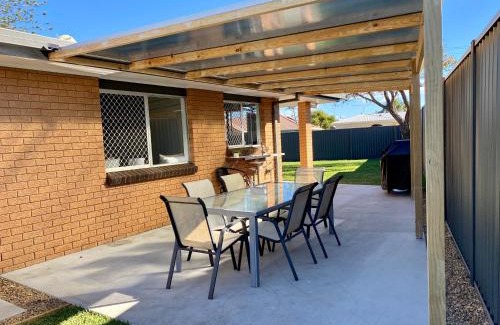 Warana House | Walk to beach - 3bed House - Pet & kid friendly