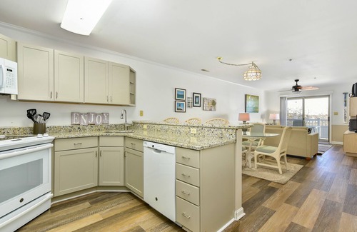 Heron Harbour Isle Condo | Walk to Beach 3rd-Floor Condo w/Large Balcony, Sunset Views & Shared Pools