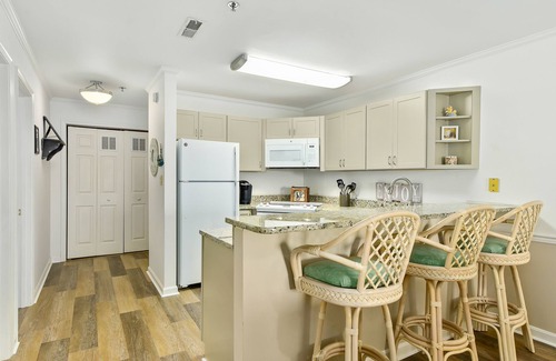 Heron Harbour Isle Condo | Walk to Beach 3rd-Floor Condo w/Large Balcony, Sunset Views & Shared Pools