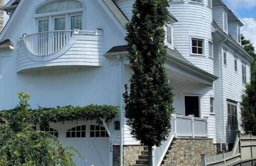 Fairfield House | Walk to Beach! 4 Bedroom, 4.5 bath